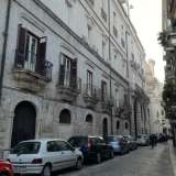 A destra dell�edificio si apre una stradina, vico Prefettura, che ci porta su via Intendenza che ci conduce direttamente alla nostra chiesa, situata all�estremo angolo nord del retro della Prefettura
